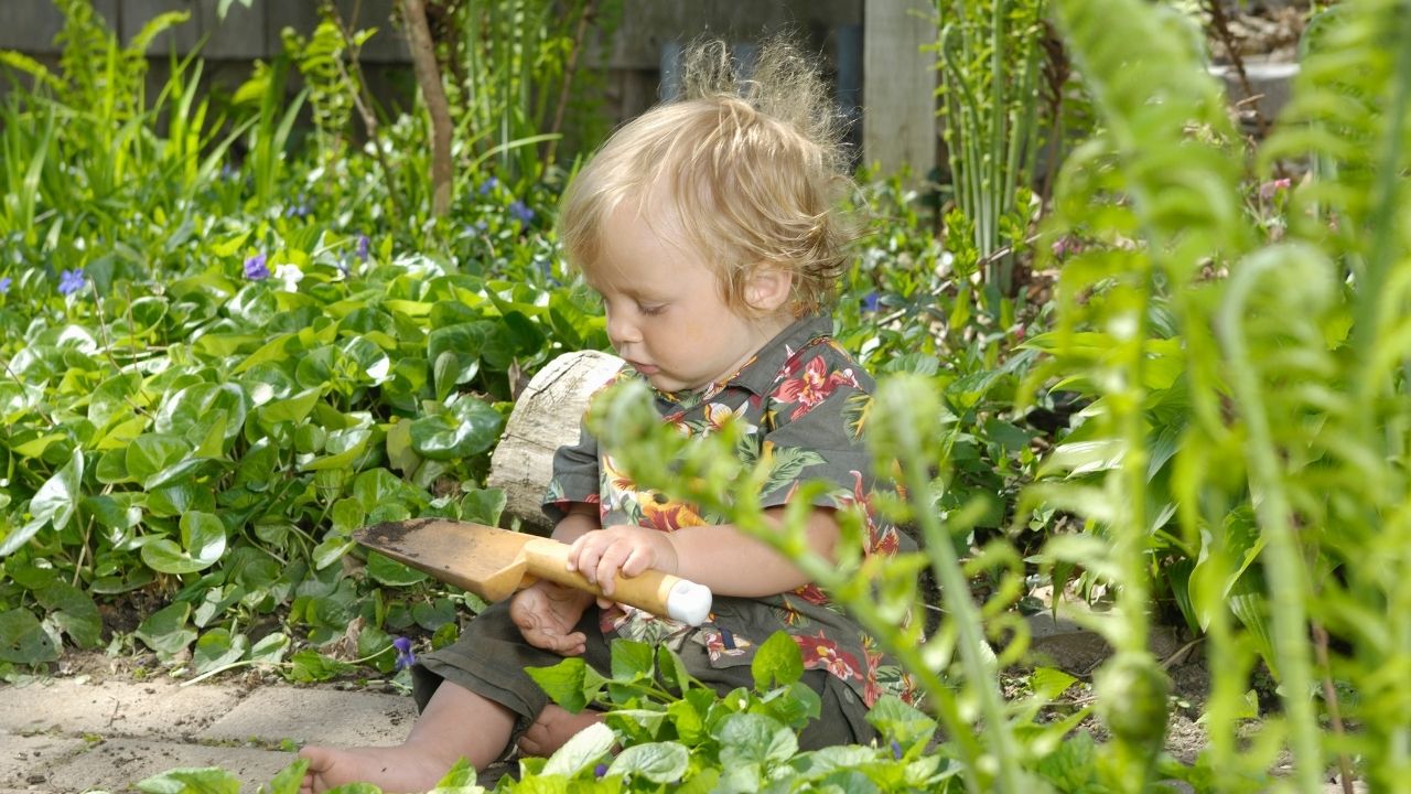 bahçeye alıştırmak için çocuklara tavsiye edilen el aletleri